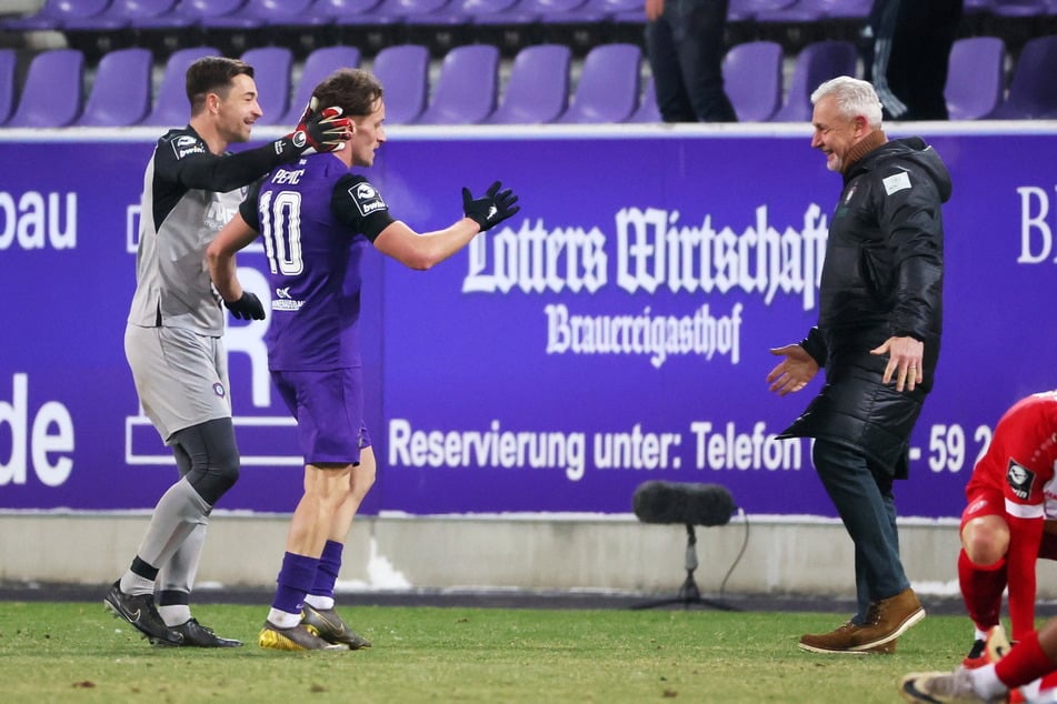 Die Mannschaft um Kapitän Martin Männel (36, l.) und Mirnes Pepic (28) steht hinter Trainer Pavel Dotchev (59, r.). Das bewiesen die Szenen nach dem 2:1-Sieg gegen Essen deutlich.