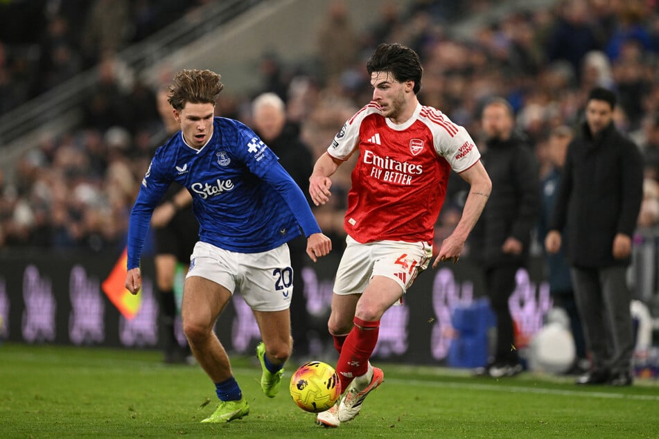 Tyler Dibling (20, l.) vom FC Everton könnte ein Ersatz für Yan Diomande (19) bei RB Leipzig werden.