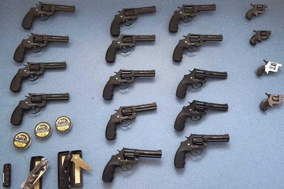 Unter anderem in der der Reserveradmulde des Fahrzeuges wurden die Waffen gefunden.