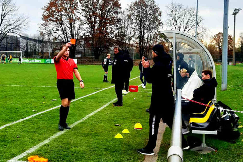 SGD-U19-Coach Willi Weiße (vorne-rechts) wurde von Schiedsrichter Christopher Knauer wegen eines verbalen Ausfalls die Rote Karte gezeigt.
