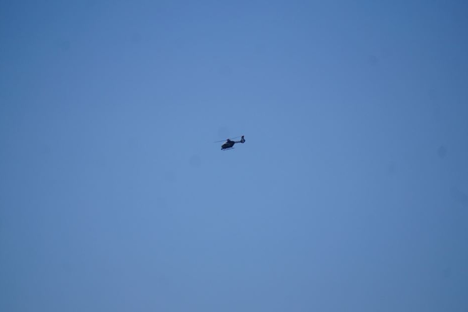 Auch ein Polizeihubschrauber ist im Einsatz.
