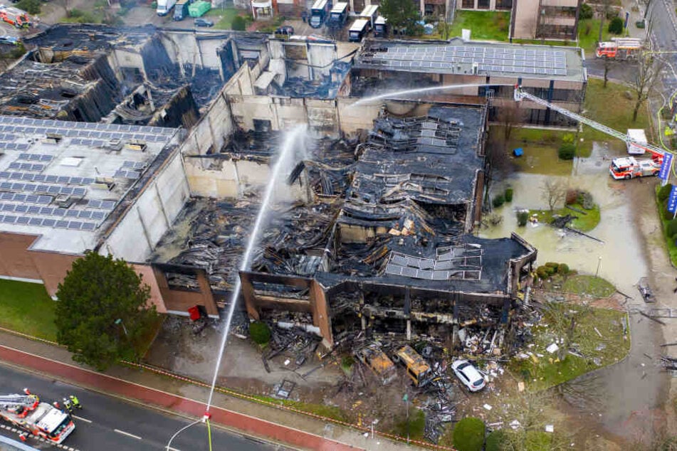 Die ausgebrannte Lagerhalle nach dem Großbrand in Düsseldorf