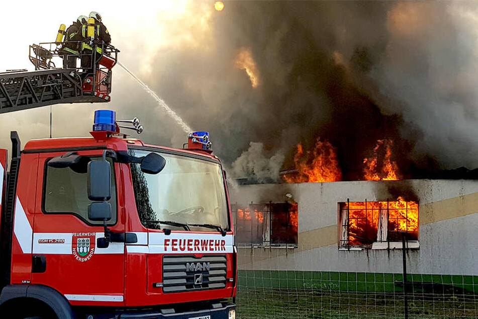 Flammen schlagen aus dem Gebäude.