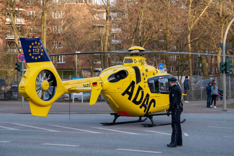 Ein Rettungshubschrauber landete auf der Kreuzung.