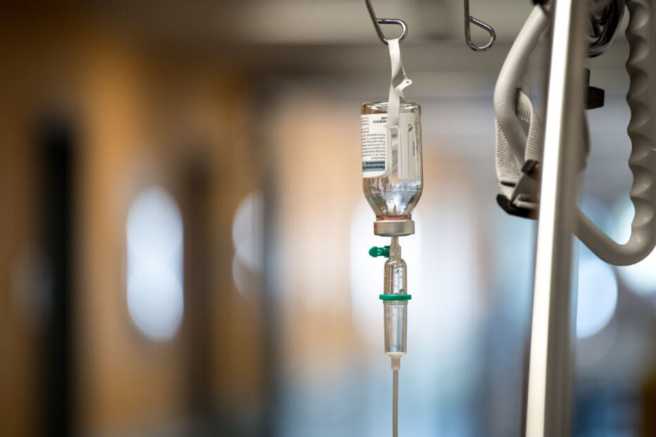 Die Frau lag nichtsahnend in einem Krankenhausbett, als plötzlich ein Mann am Bettende stand. (Symbolbild)