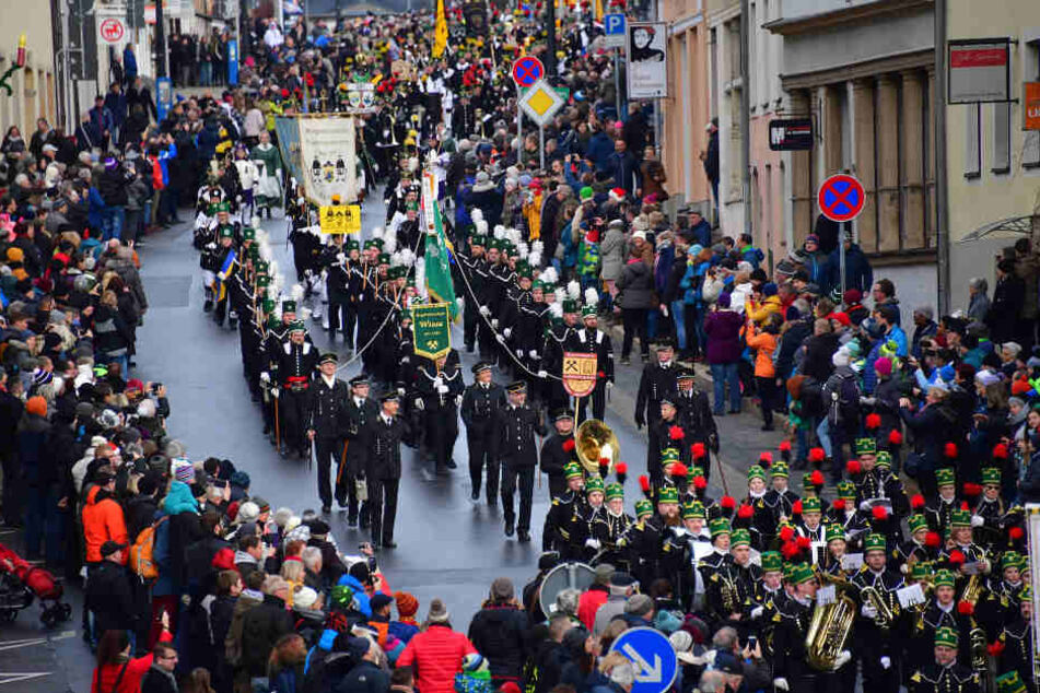 Tausende Besucher kamen nach Annaberg-Buchholz, um die rund 1200 Trachtenträger zu bestaunen.