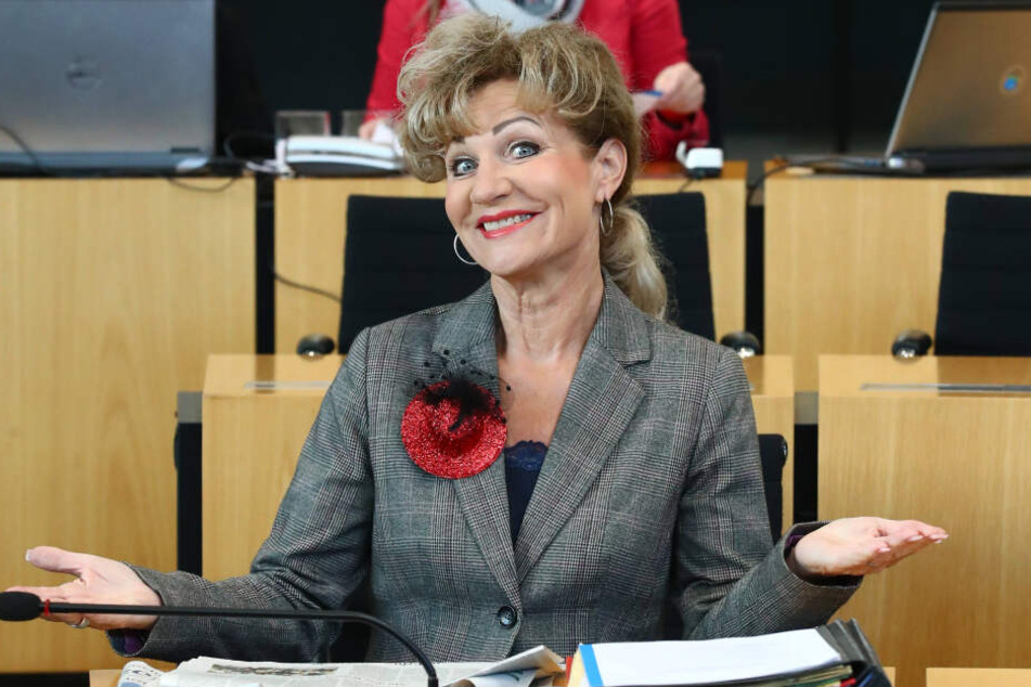 Birgit Keller (Linke) kam am Donnerstag mit Ansteckhut in die Landtagssitzung.