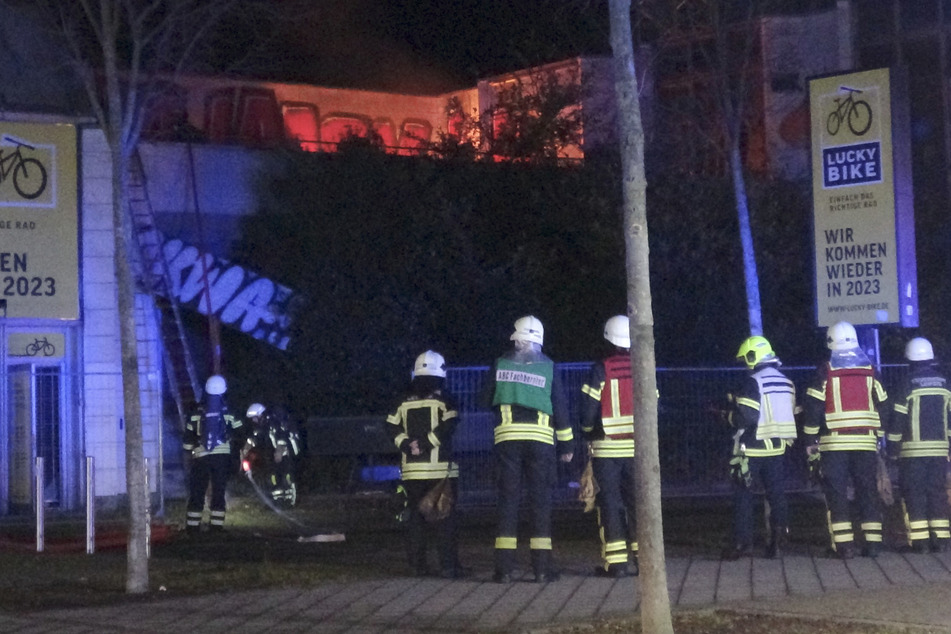 Leipzig: Feuerwehreinsatz bei der Alten Messe: Unrat auf Hausdach angezündet