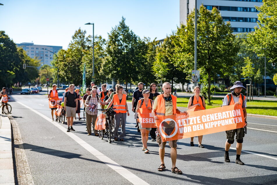 31 Aktivisten der "Letzten Generation" zogen am Mittwoch durch Dresdens Innenstadt.