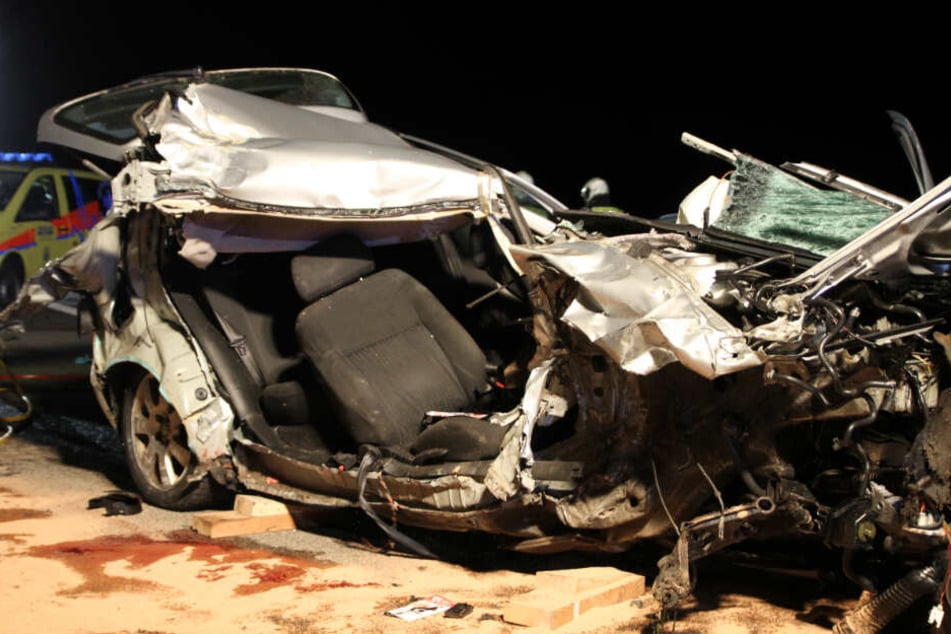 Horror-Unfall mit zwei Toten: Auto kracht ungebremst auf Lastwagen
