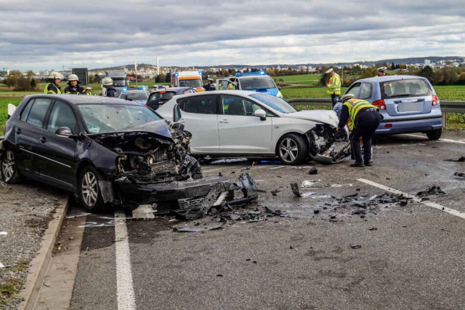 Zunächst geriet prallte der Seat (Mitte) in den VW Golf (links), dann in den Hyundai (rechts).