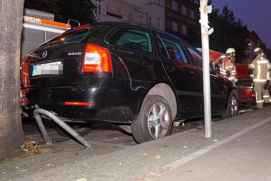 Der Skoda durch den Aufprall deutlich nach hinten auf eine Absperrung gedrückt.