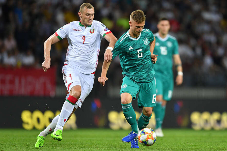 Joshua Kimmich und Denis Laptew (Denis Laptev) im Zweikampf um den Ball.