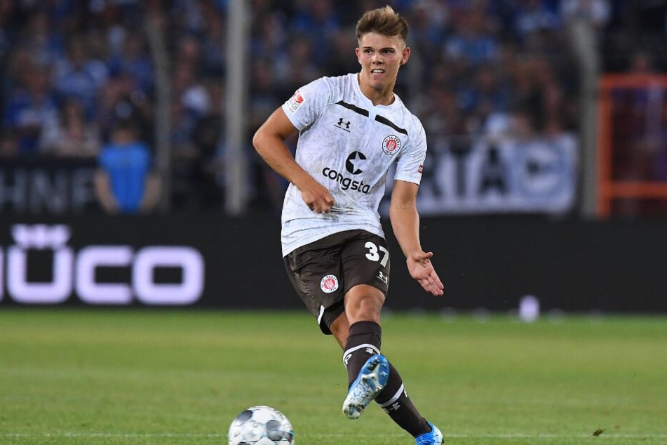 Finn Ole Becker zog sich eine Muskelzerrung in der Wade zu.