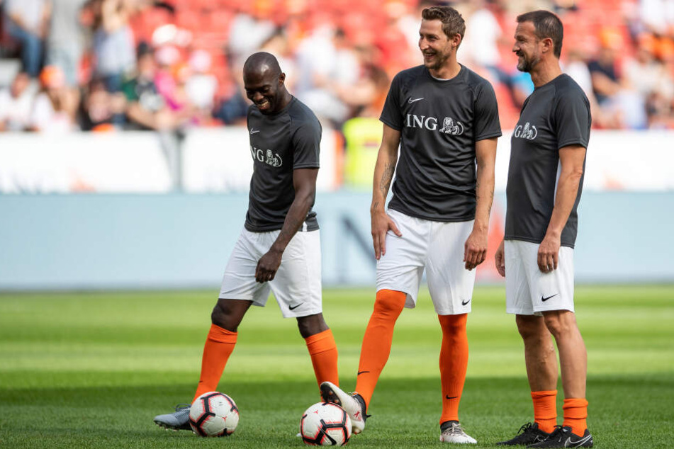 Die ehemaligen Fußballer Hans Sarpei (l-r), Stefan Kießling und Fredi Bobic, Sportvorstand der Eintracht Frankfurt, stehen vor der Partie zusammen.