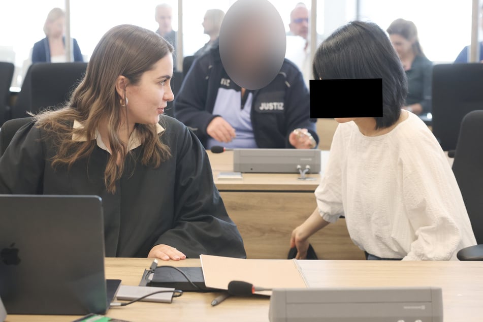 Jians mutmaßliche Komplizin Jaqi X. (39, r.) und ihre Anwältin Ricarda Dornbach.