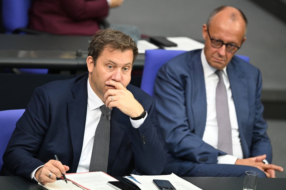 Während Bundeskanzler Friedrich Merz (70, CDU, r.) dafür plädiert, das Versprechen aus dem Koalitionsvertrag umzusetzen, hat Bundesfinanziminister Lars Klingbeil (48, SPD) Zweifel.