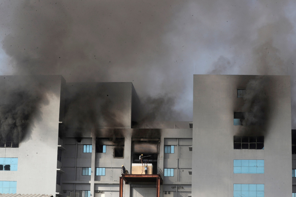 Feuerwehrleute versuchen, das Feuer im Gebäude des "Serum Institute of India" in Pune, dem weltgrößten Impfstoffproduzenten in Indien, zu löschen.
