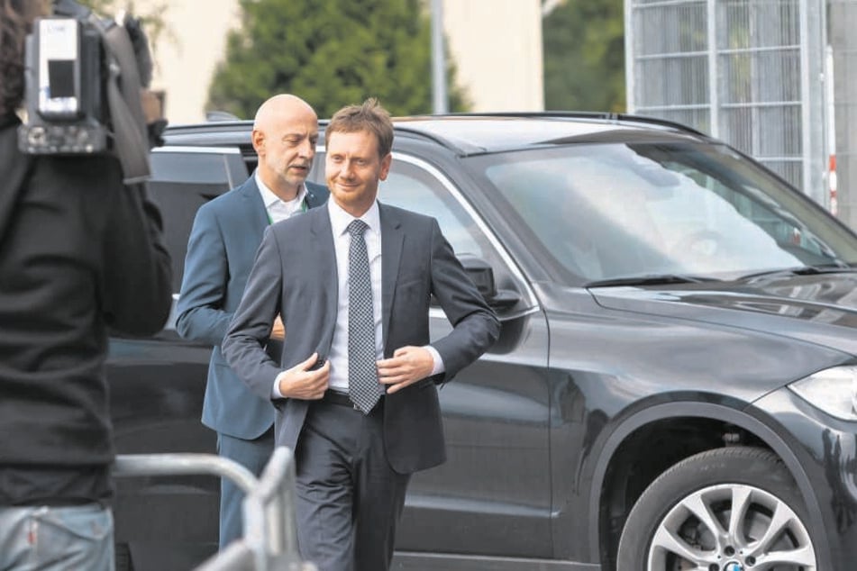 Mag Diesel-Fahrzeuge: Im schweren BMW ist Ministerpräsident Michael Kretschmer (43, CDU) vorgefahren. Auch bei seiner Landesflotte setzt der Regent eher auf Verbrenner als auf Elektromobilität.
