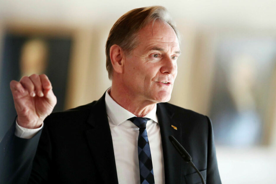 Leipzigs Oberbürgermeister Burkhard Jung (61, SPD) sieht im Freistaat die Gefahr eines weiteren Auseinaderdriftens von Stadt und Land.