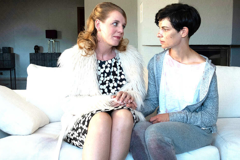 Peggy Stresemann schleimt sich bei Victoria Dell ein.