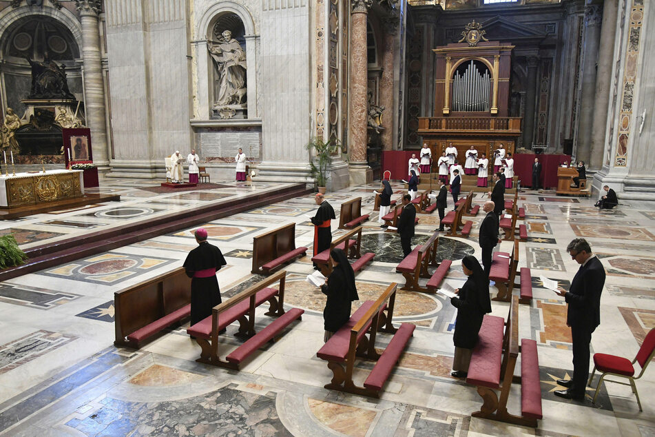 Papst Franziskus (li.) hält die Gründonnerstagsmesse im fast menschenleeren Petersdom im Vatikan. Die traditionelle Kreuzweg-Prozession am Karfreitag wird er wegen der Corona-Krise in diesem Jahr ohne Pilger begehen.
