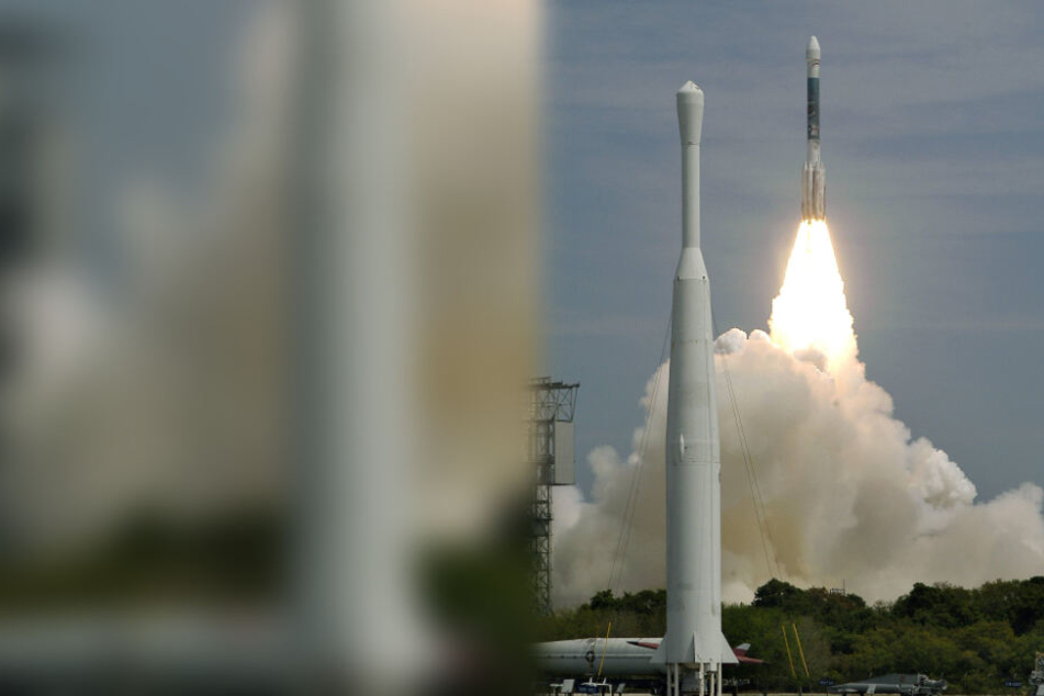 Start der Boeing Delta II Rakete in der Cape Canaveral Air Force Station - im Vordergrund ist eine ballistische Thor-Rakete zu sehen (Archivbild).