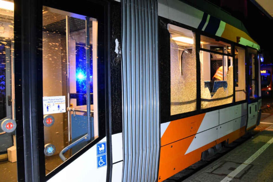 In einer Straßenbahn eskaliert der Streit. (Symbolbild)
