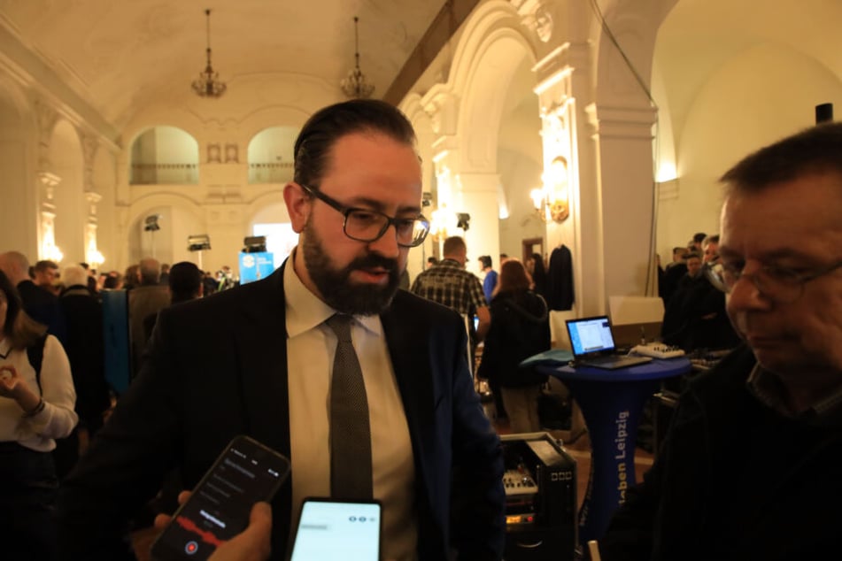 Herausforderer Sebastian Gemkow musste sich derweil am Sonntag mit einem knappen Ergebnis geschlagen geben.