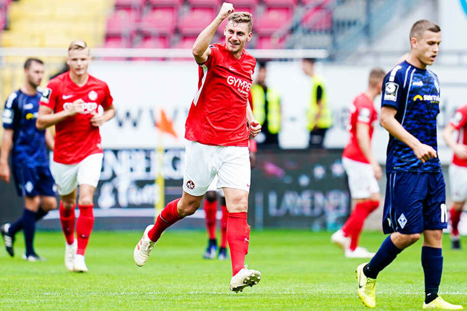 Kaiserslauterns Abwehrkante Kevin Kraus (M.) ballt die Faust nach seinem Ausgleichstreffer zum 1:1.