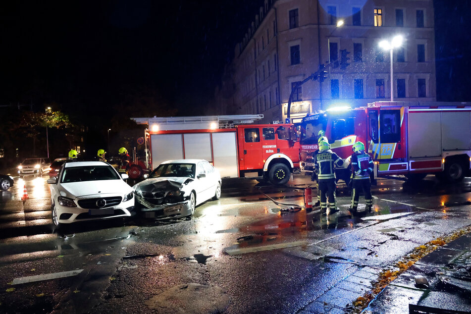 Crash in der Chemnitzer City: Ein BMW und ein Mercedes kollidierten am frühen Donnerstagabend miteinander.