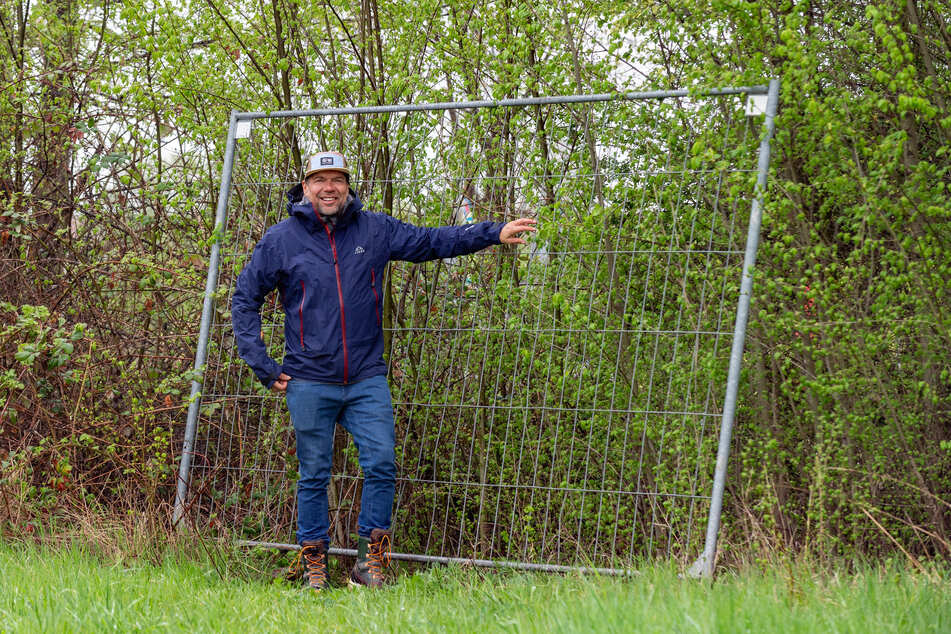 Wasserskianlagen-Betreiber Martin Riedel (53) hat einen provisorischen Bauzaun auf dem ohnehin schwer zugänglichen Grün-Areal aufgestellt.