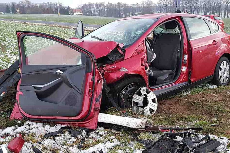 Die Feuerwehr musste die Tür des Fords entfernen, um den Fahrer befreien zu können
