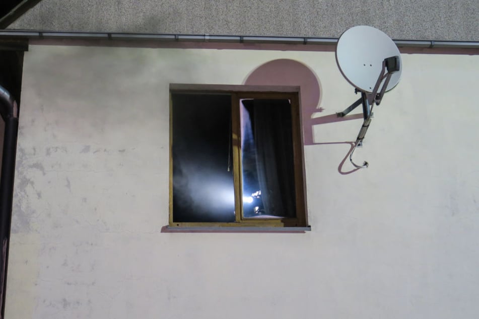 Im Obergeschoss ist nach dem Brand noch deutlich Rauch zu erkennen.