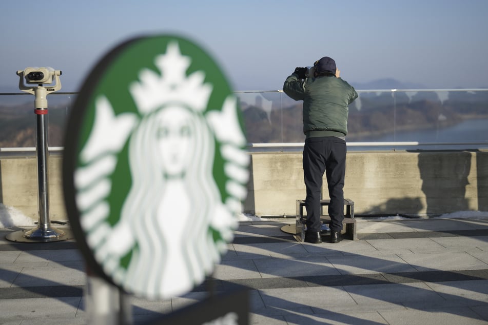 Die neue Starbucks-Filiale befindet sich auf dem Gelände eines südkoreanischen Grenz-Observatoriums.