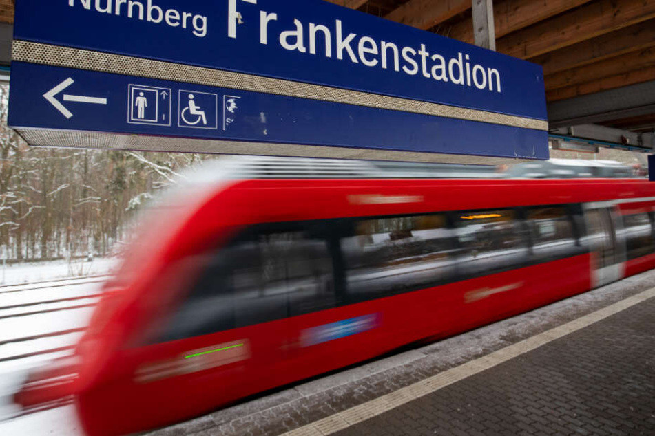 An der S-Bahnstation Frankenstadion ist ein Streit komplett aus dem Ruder gelaufen.