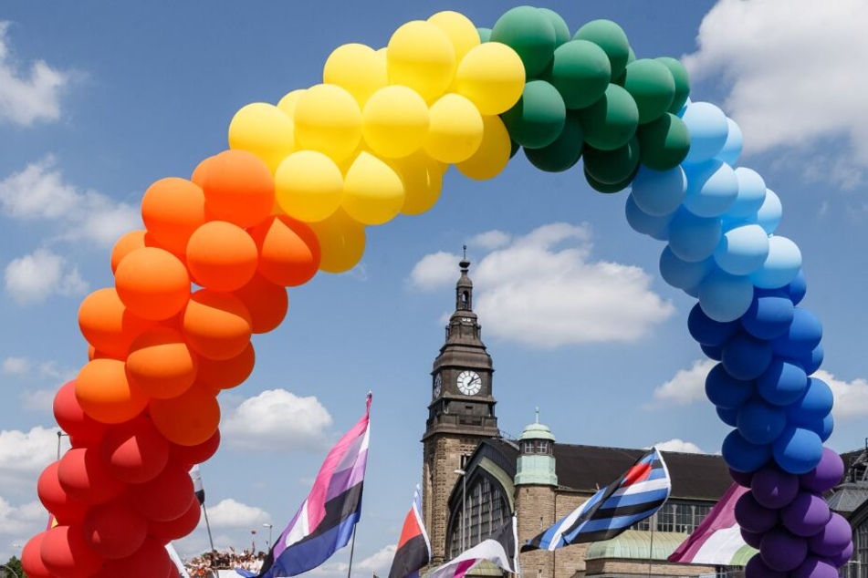 Bunte Luftballons sind bei der Parade zum CSD vor dem Hauptbahnhof zu sehen.