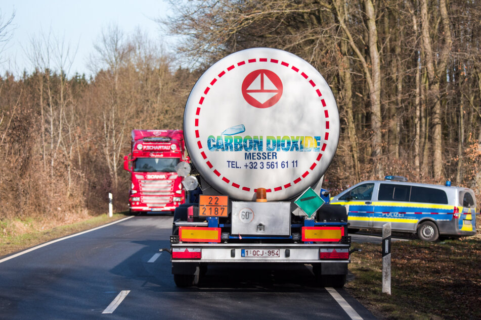 Ein Lastwagen bringt Kohlendioxid zum Betrieb, um die Hühner zu töten.