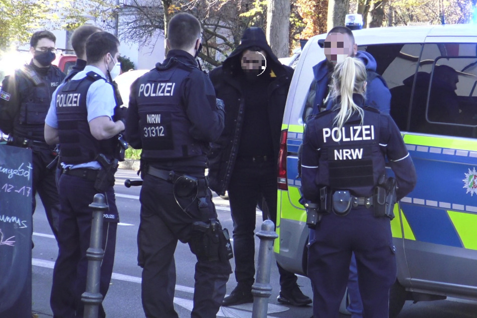 Polizisten konnten die mutmaßlichen Schläger auf ihrer Flucht durch die Bonner Innenstadt stoppen und festnehmen.