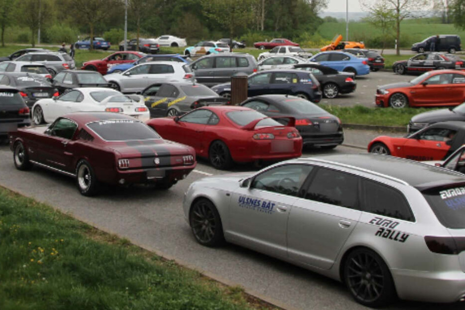 Illegales Autorennen! Mehr als 100 Sportwagen brettern über die A20