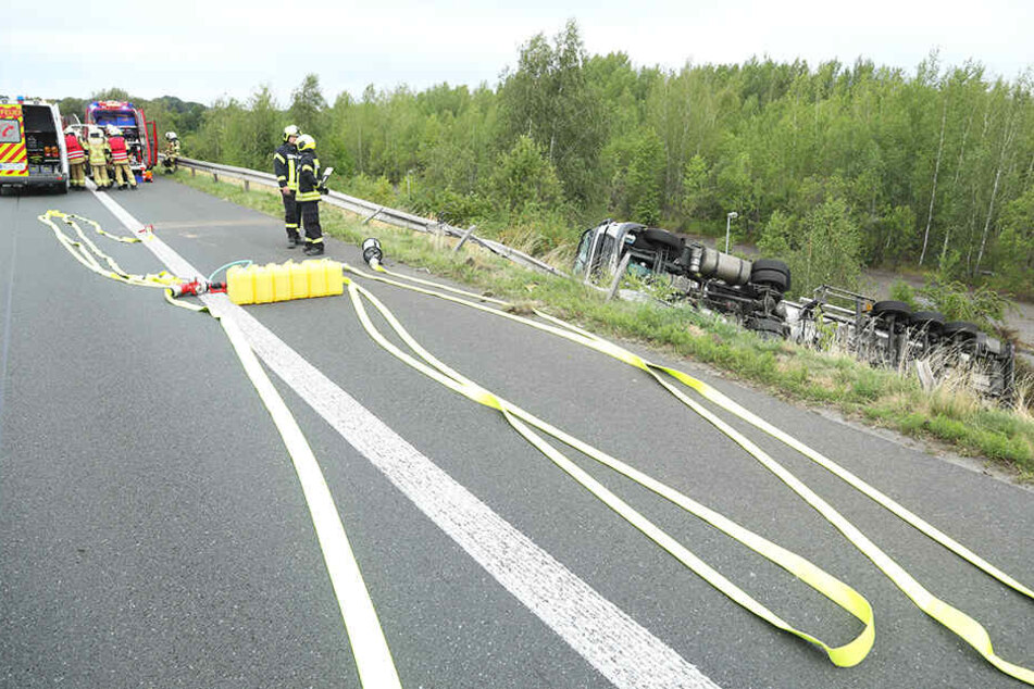Feuerwehrleute kümmern sich um auslaufenden Biodiesel.