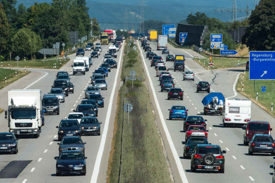 Bei einem Stau auf der Autobahn 3 bei Regensburg stiegen die Männer aus und schlugen aufeinander ein. (Symbolbild)