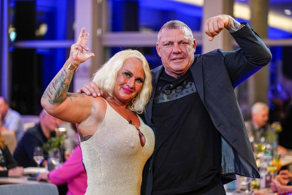 Das Bodybuilder-Paar Caro und Andreas lässt im "Luisenhof" die Muskeln spielen.