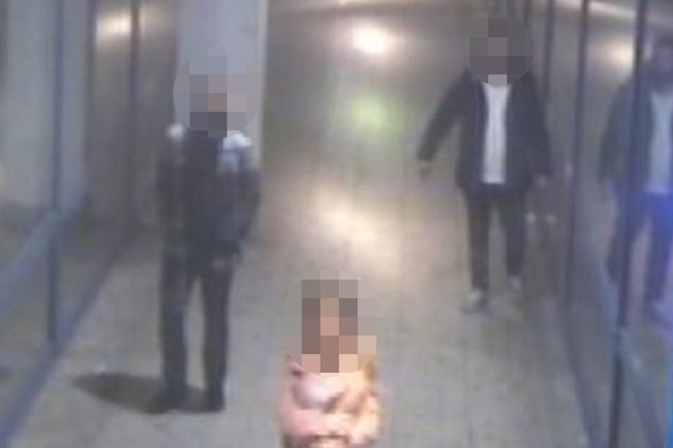 Mit dieser Aufnahme einer Überwachungskamera sucht die Berliner Polizei nach Zeugen eines brutalen Attacke auf eine junge Frau.