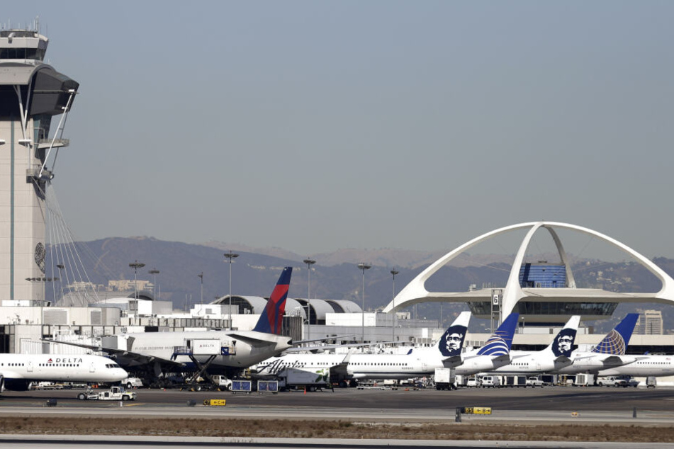 Flugzeuge stehen auf dem Rollfeld am Los Angeles International Airport. (Archivbild)