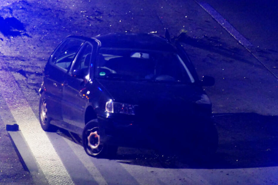 Das Auto krachte in die Mittelleitplanke und wurde erheblich beschädigt.