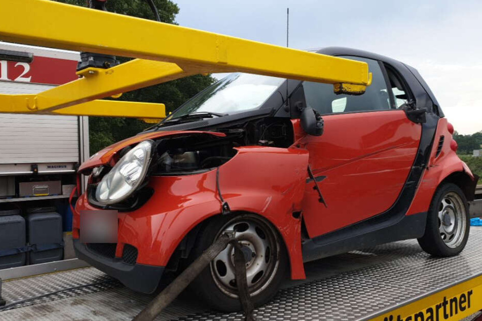 Die Fahrerin dieses Smarts war mit einem Lastwagen kollidiert.