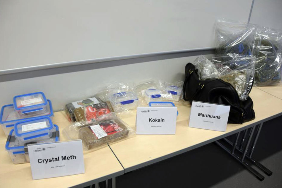 Mehr als 15 Kilo Rauschgift haben die Ermittler beschlagnahmt.