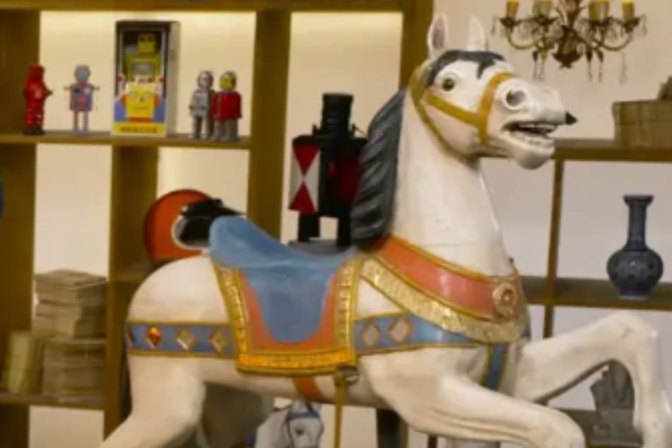 Dieses Karussellpferd ist leider kein Original, sondern eine Kunststoff-Replik und damit wertlos.