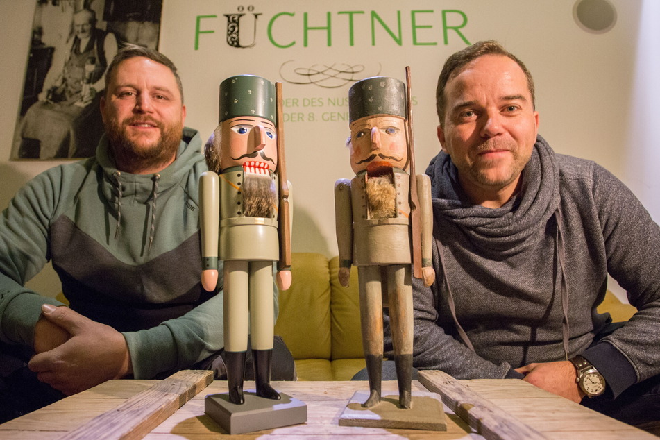 Markus Füchtner (39, l.) und Ronny Preußler (42) präsentieren den neu aufgelegten und den historischen Förster-Nussknacker.